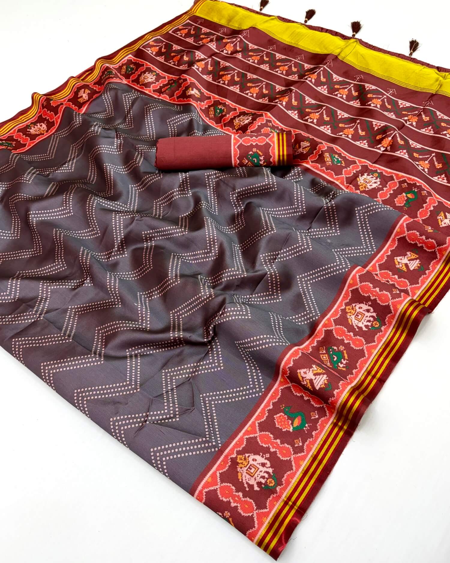 Flamboyant Grey Printed Patola Handloom Silk Saree With Adoring Blouse Piece
