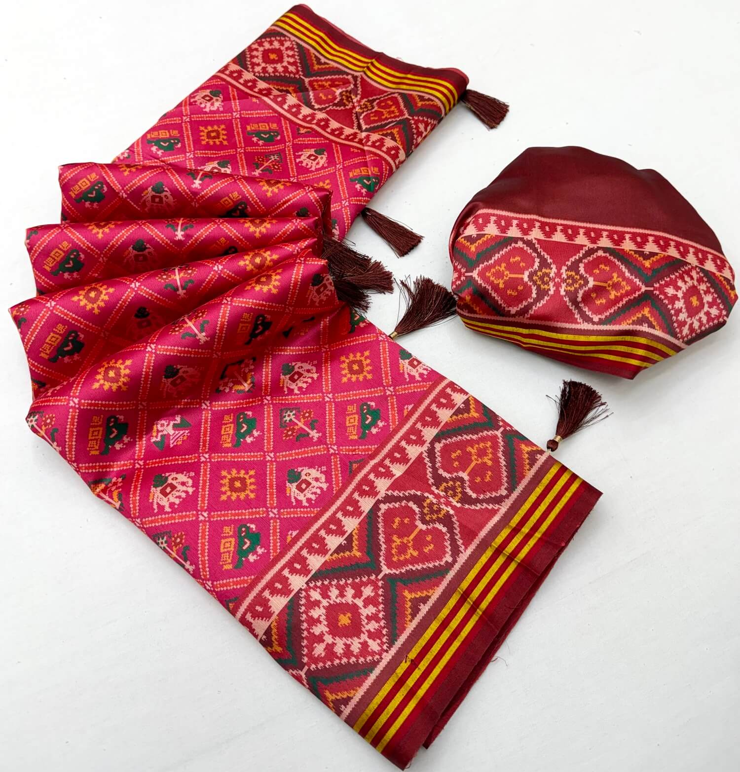 Bewitching Dark Pink Printed Patola Handloom Silk Saree With Deserving Blouse Piece