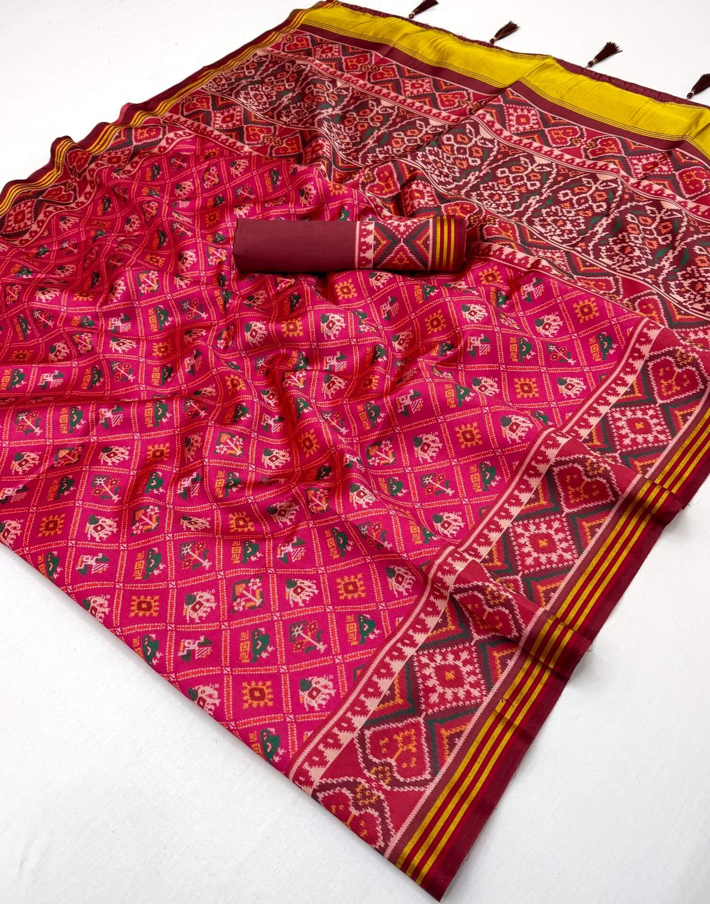 Bewitching Dark Pink Printed Patola Handloom Silk Saree With Deserving Blouse Piece