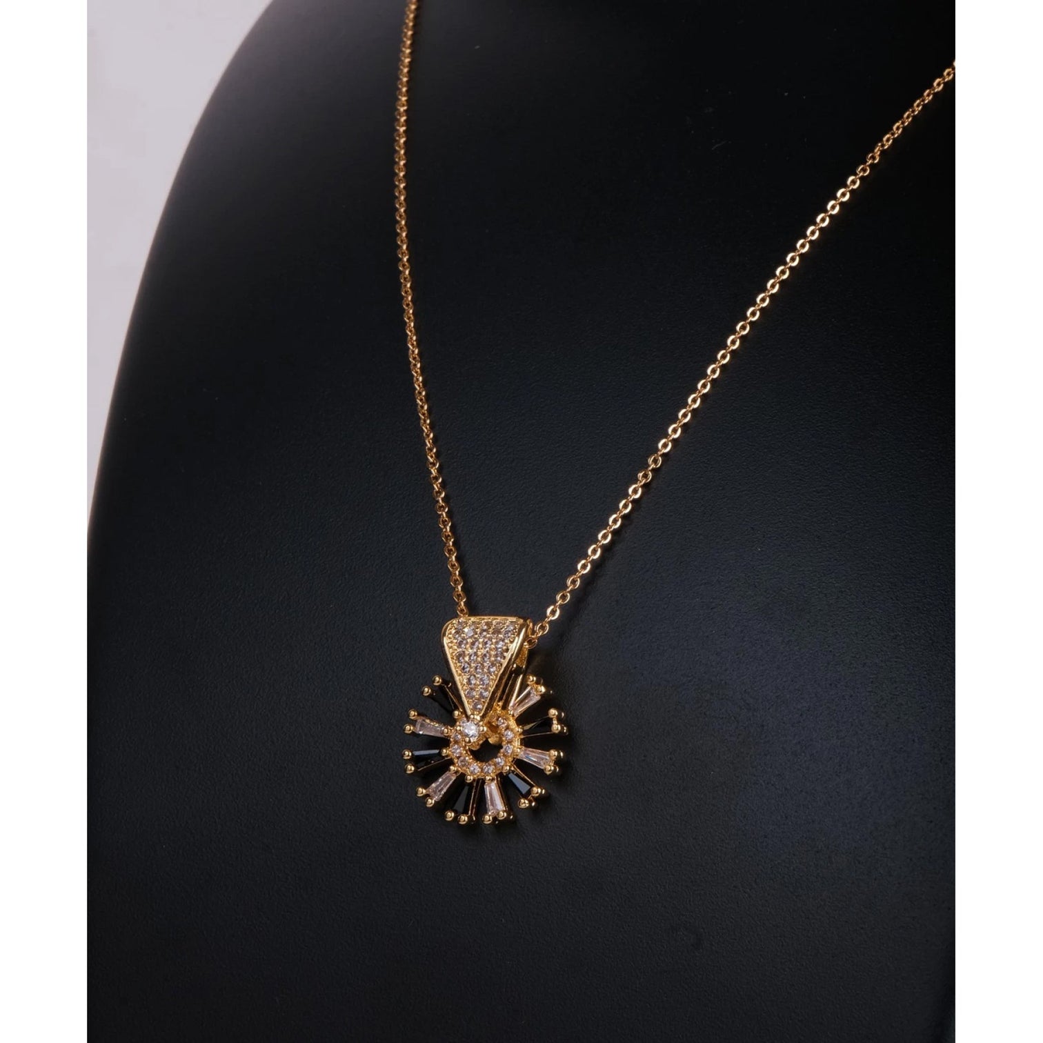 Round Shape Black&White Dimond Pendent Gold-plated Brass Pendant Set