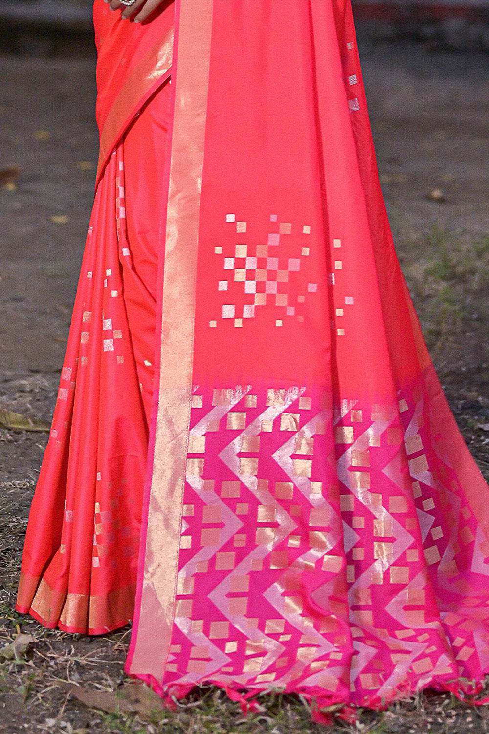 Pink Silk Blend Saree With Blouse Piece
