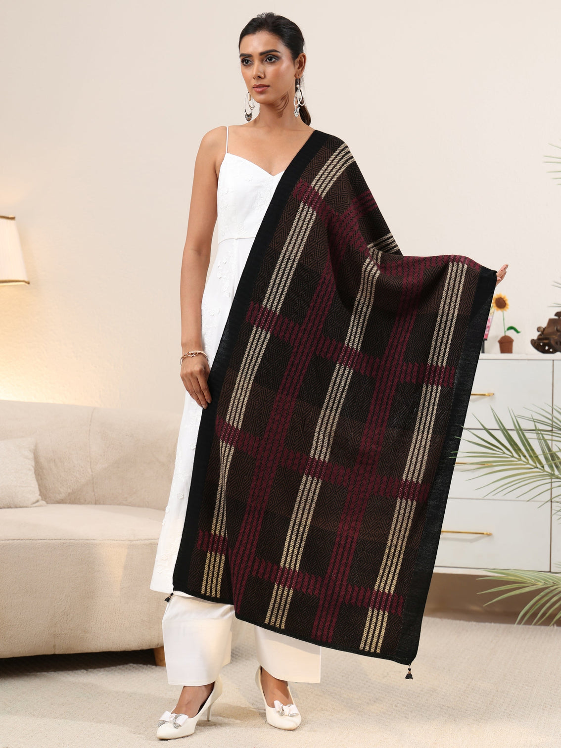 Mameraa Black Geometric Knitted Acrylic Shawl