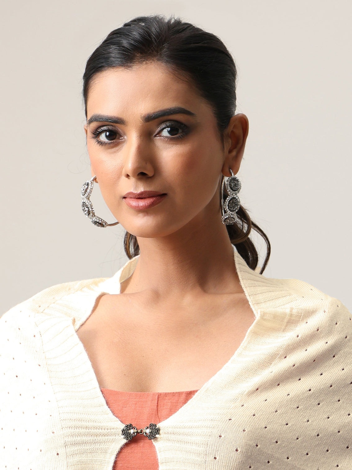 Mameraa Off White Floral Knitted Acrylic Wrap Shawl