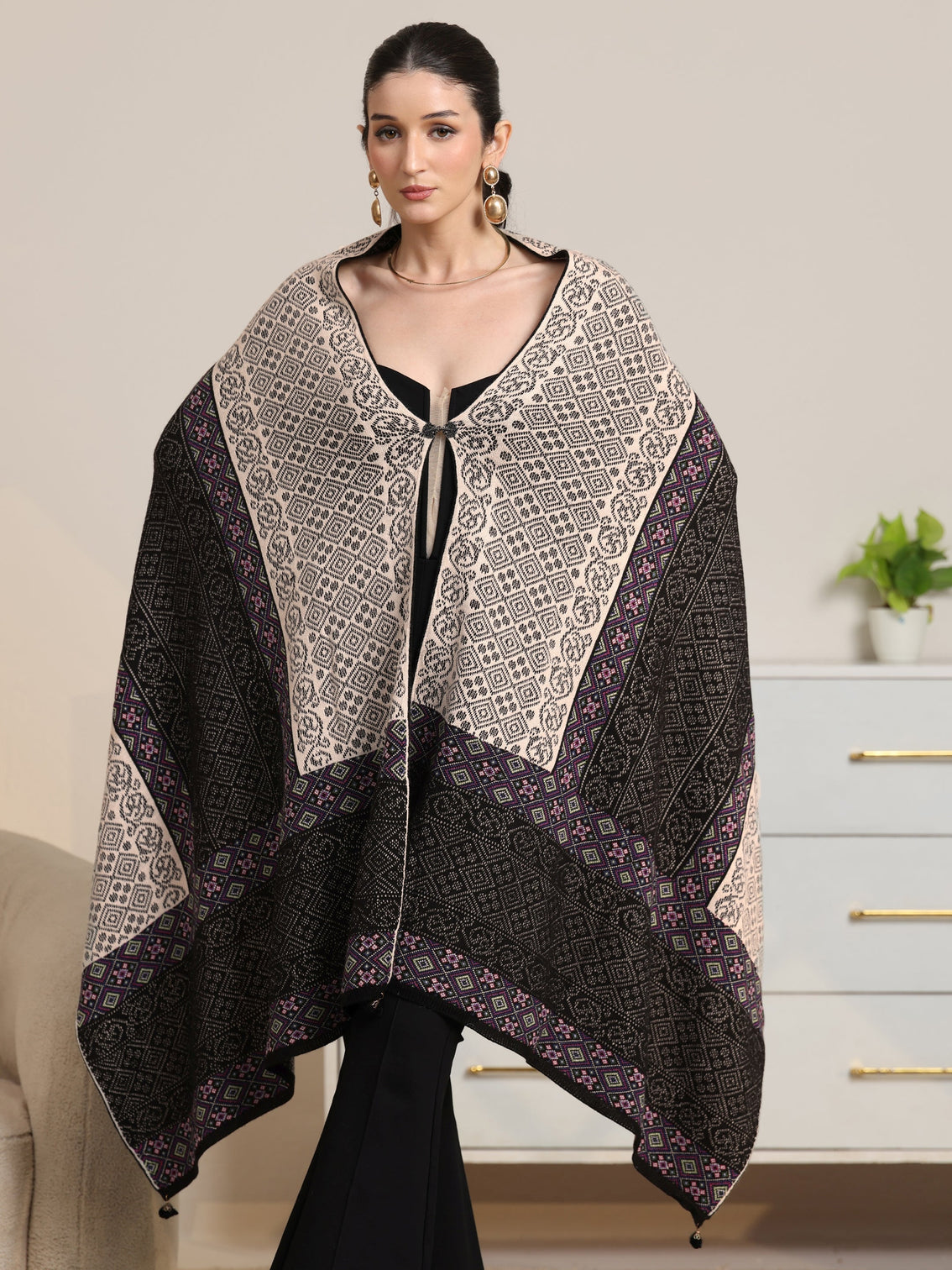Mameraa Black Geometric Knitted Acrylic Wrap Shawl