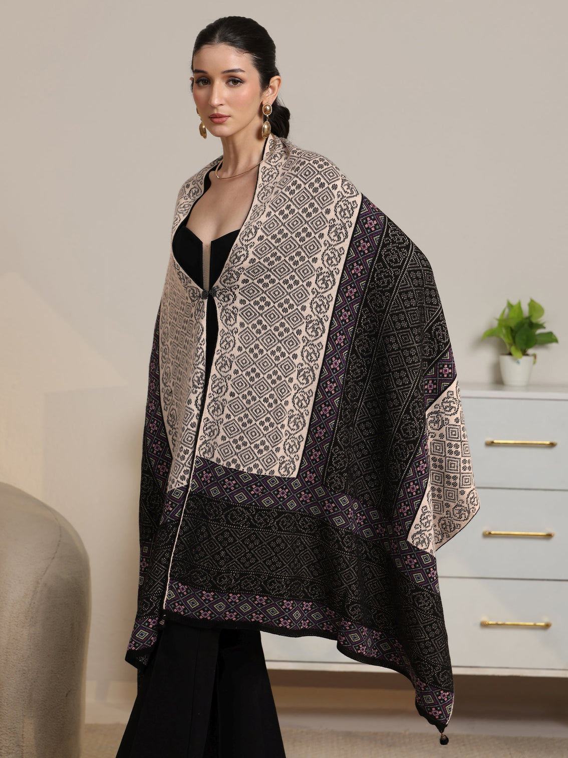 Mameraa Black Geometric Knitted Acrylic Wrap Shawl