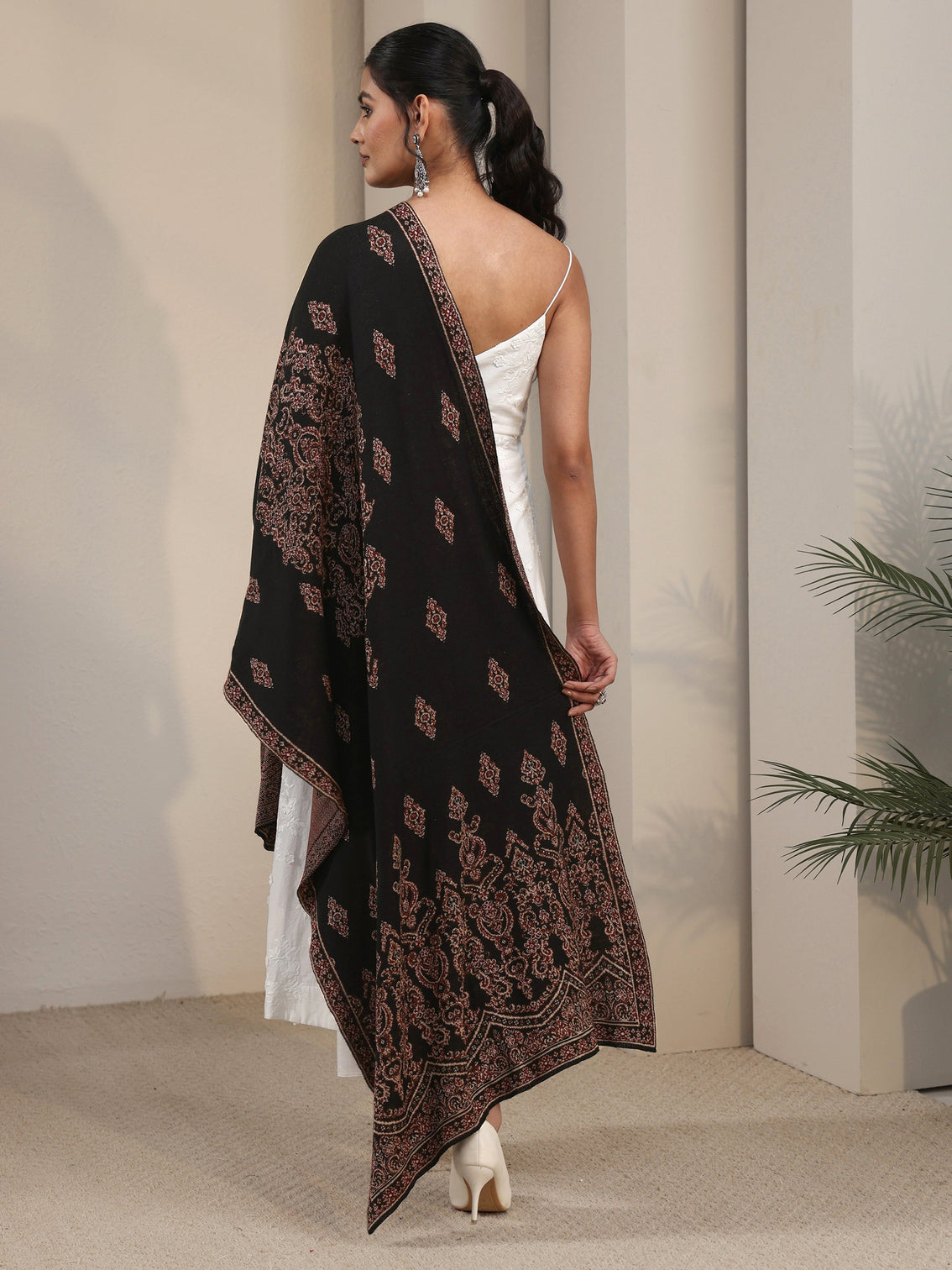 Mameraa Black Ethnic Knitted Acrylic Shawl