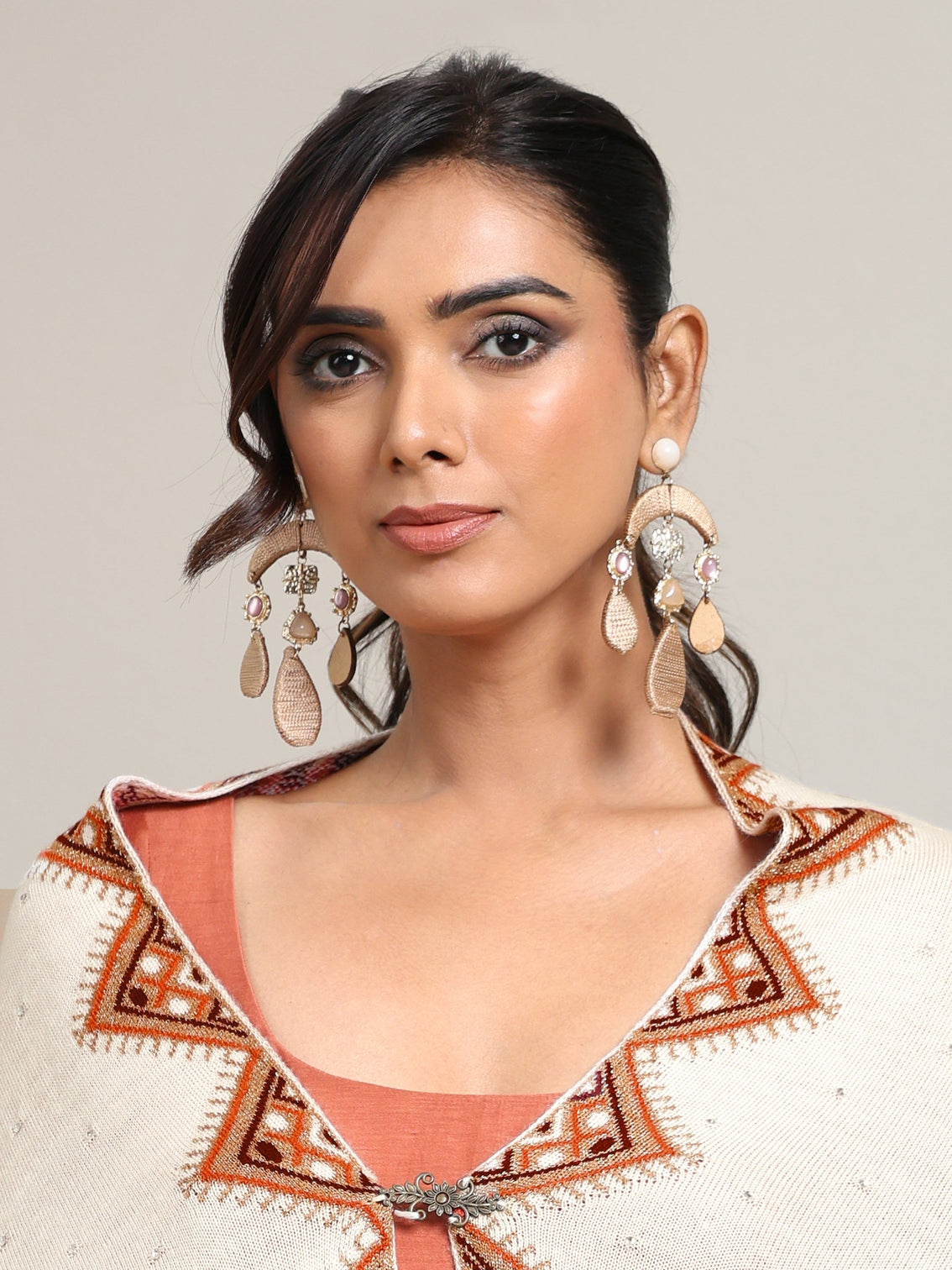 Mameraa White Geometric Knitted Acrylic Wrap Shawl