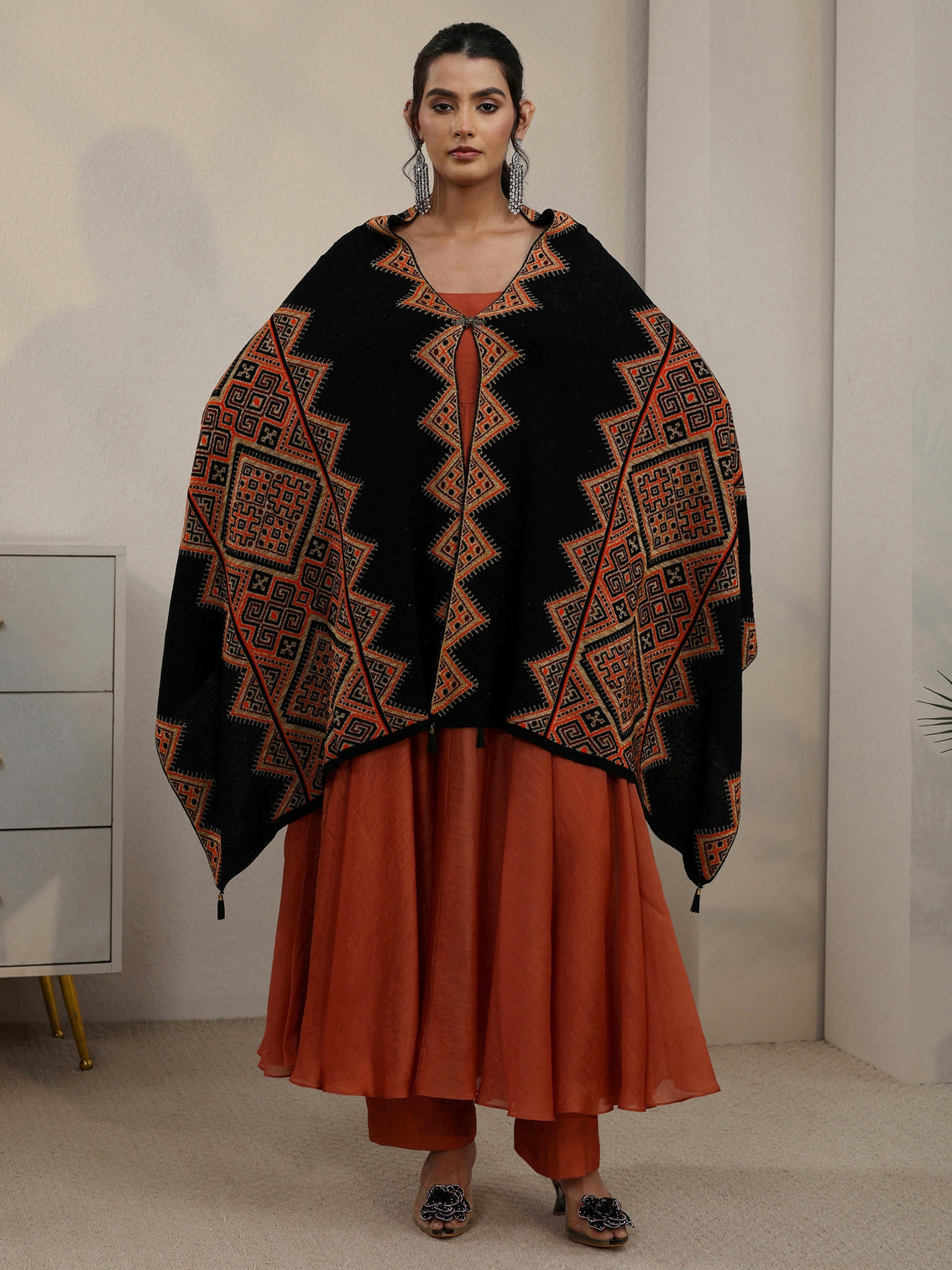 Mameraa Black Geometric Knitted Acrylic Wrap Shawl