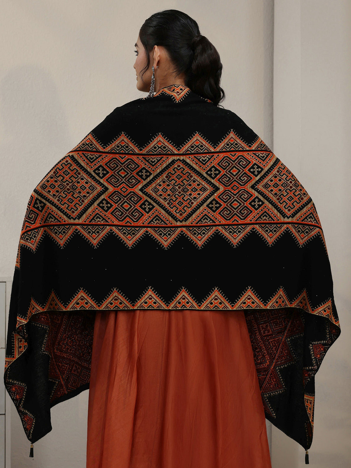 Mameraa Black Geometric Knitted Acrylic Wrap Shawl