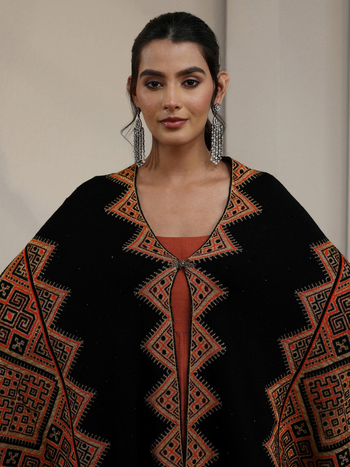 Mameraa Black Geometric Knitted Acrylic Wrap Shawl