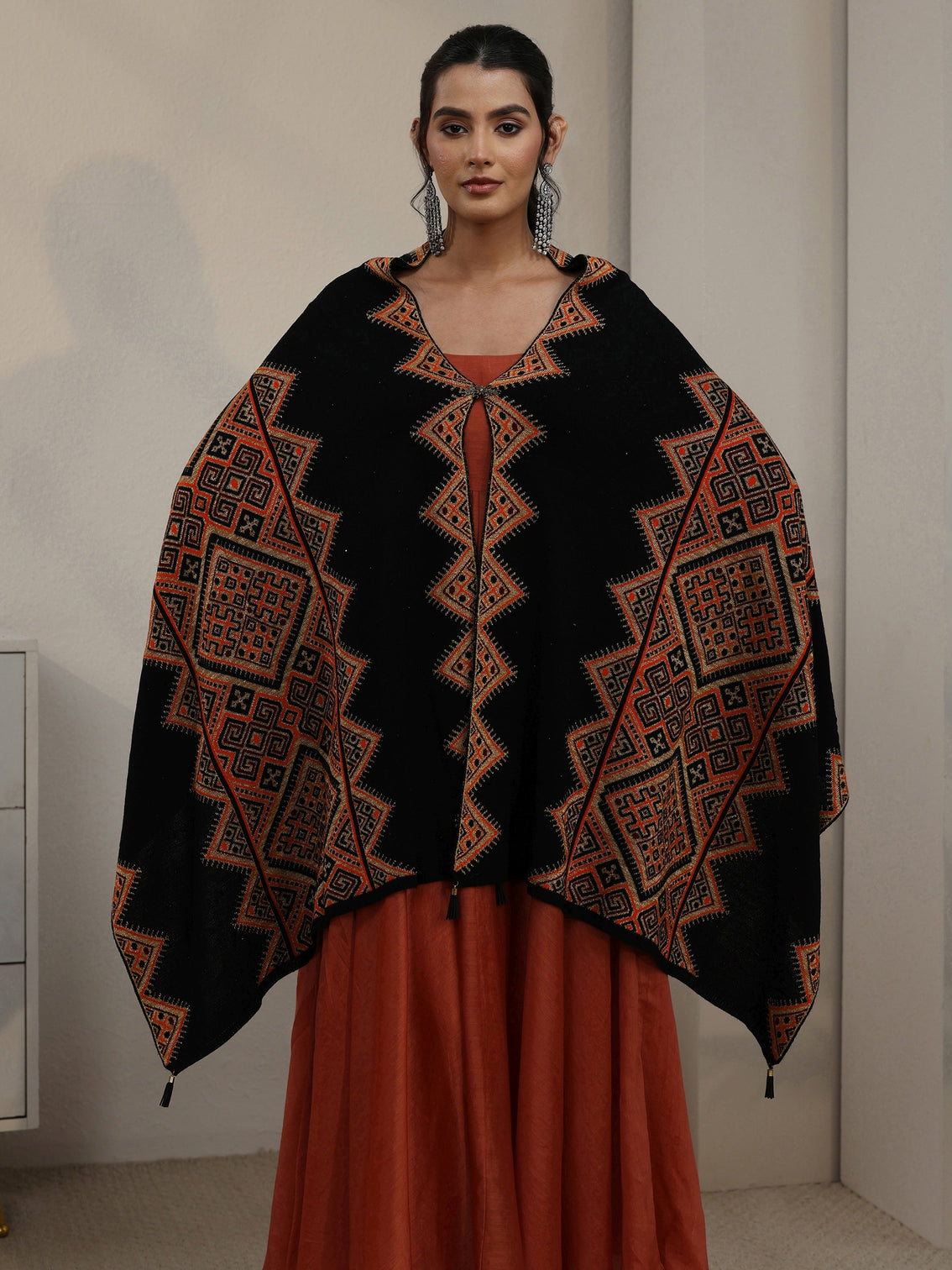 Mameraa Black Geometric Knitted Acrylic Wrap Shawl