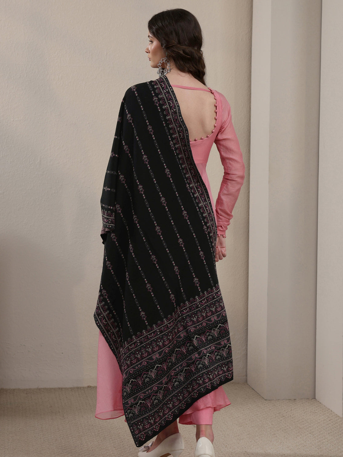 Mameraa Black Ethnic Knitted Acrylic Shawl