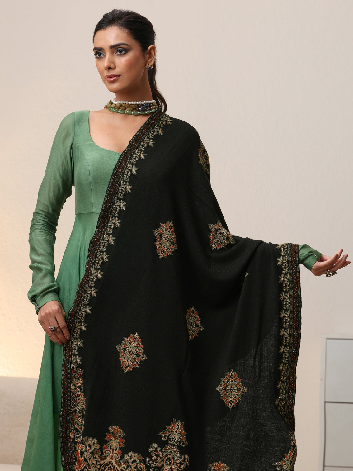 Mameraa Black Knitted Knitted Acrylic Shawl