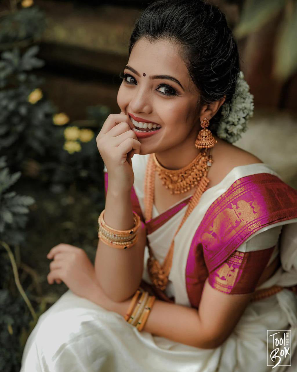 Demanding White Soft Silk Saree With Girlish Blouse Piece