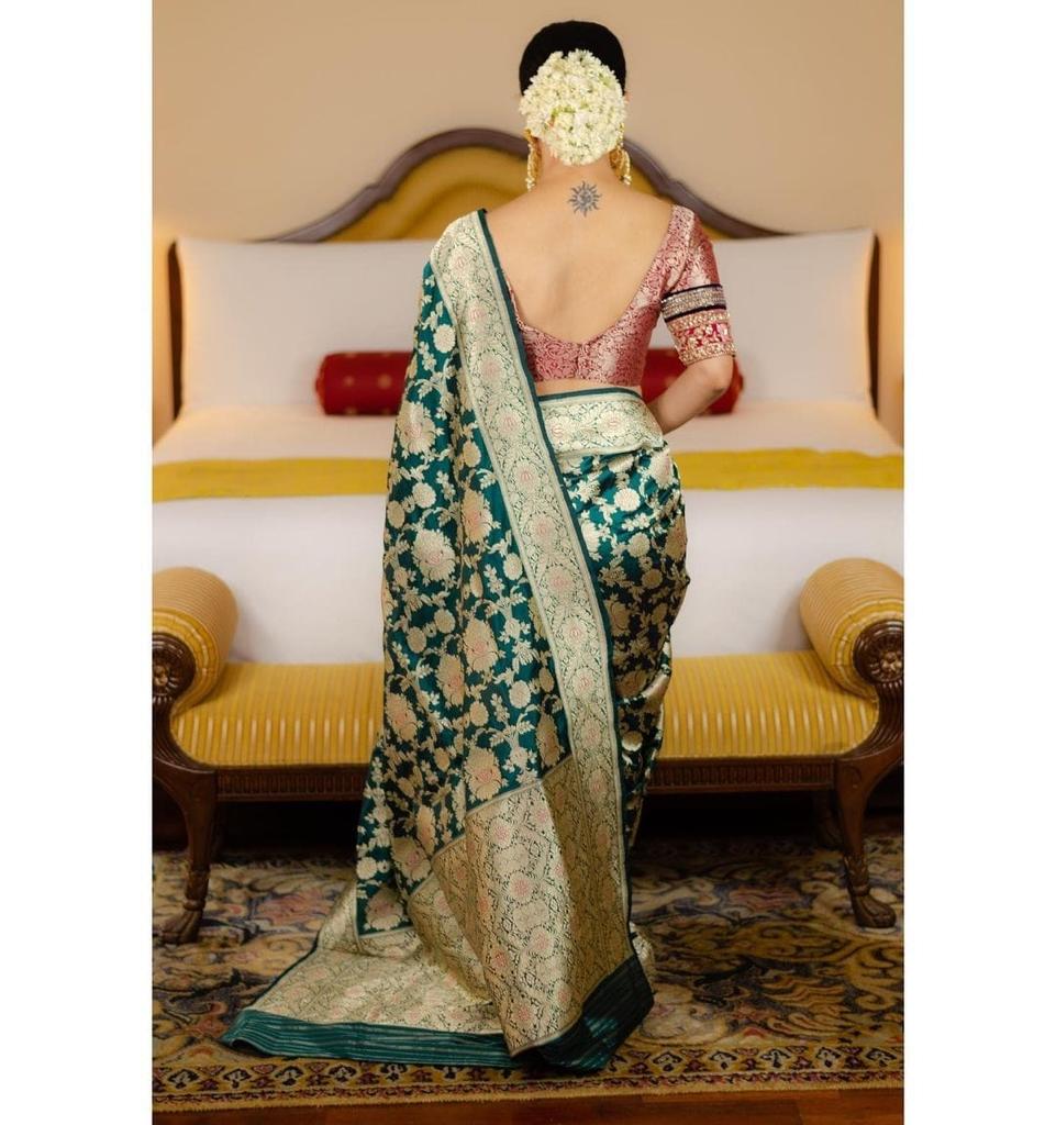 Inspiring Green Soft Banarasi Silk Saree With Classic Blouse Piece