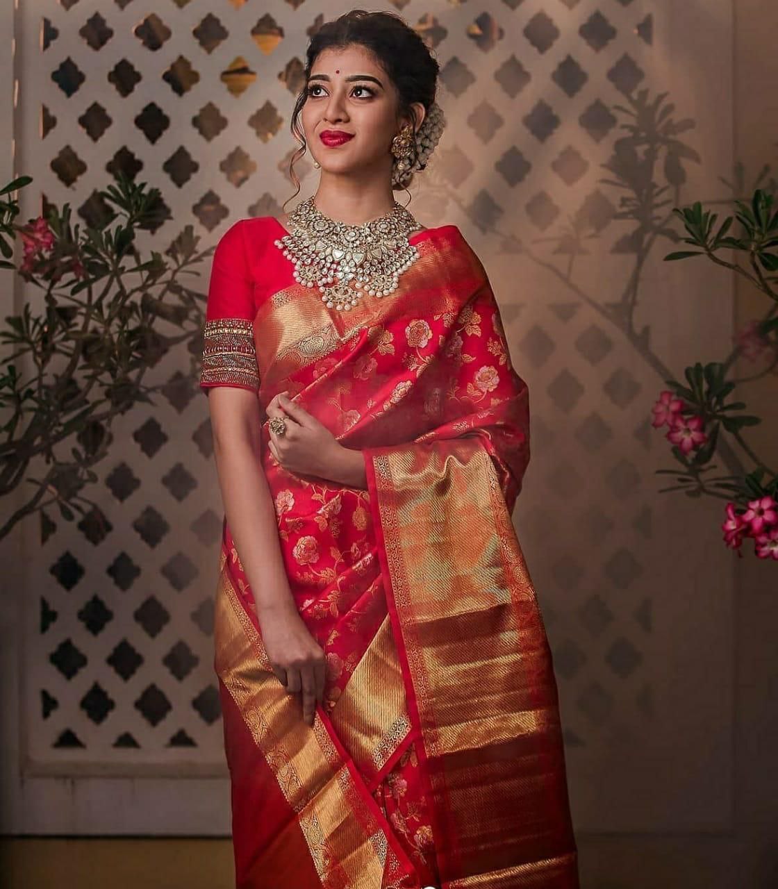 Tremendous Red Soft Banarasi Silk Saree With Stunner Blouse Piece