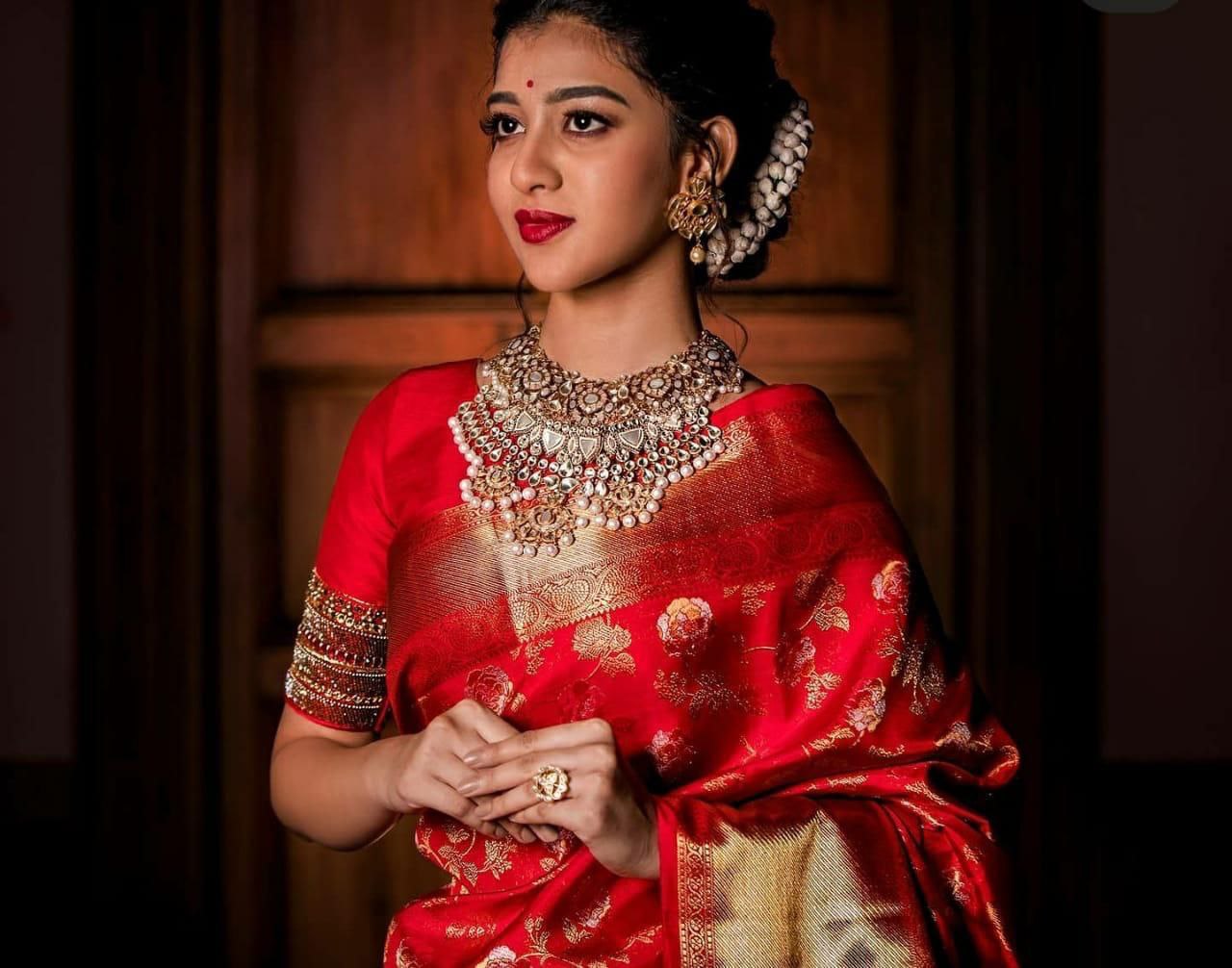 Tremendous Red Soft Banarasi Silk Saree With Stunner Blouse Piece
