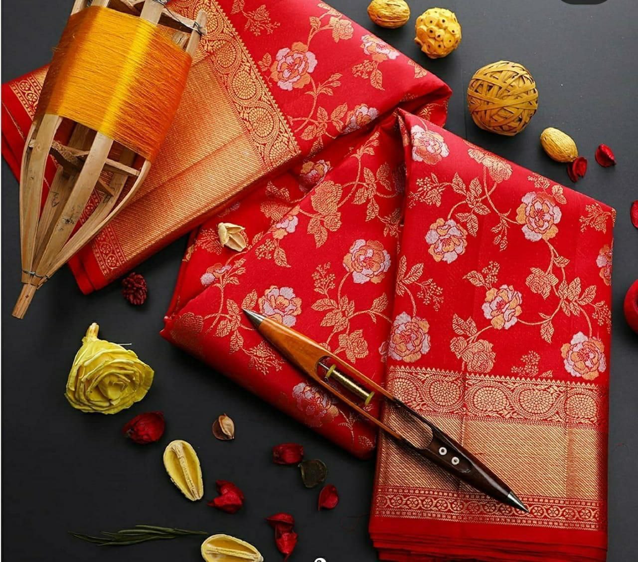 Tremendous Red Soft Banarasi Silk Saree With Stunner Blouse Piece
