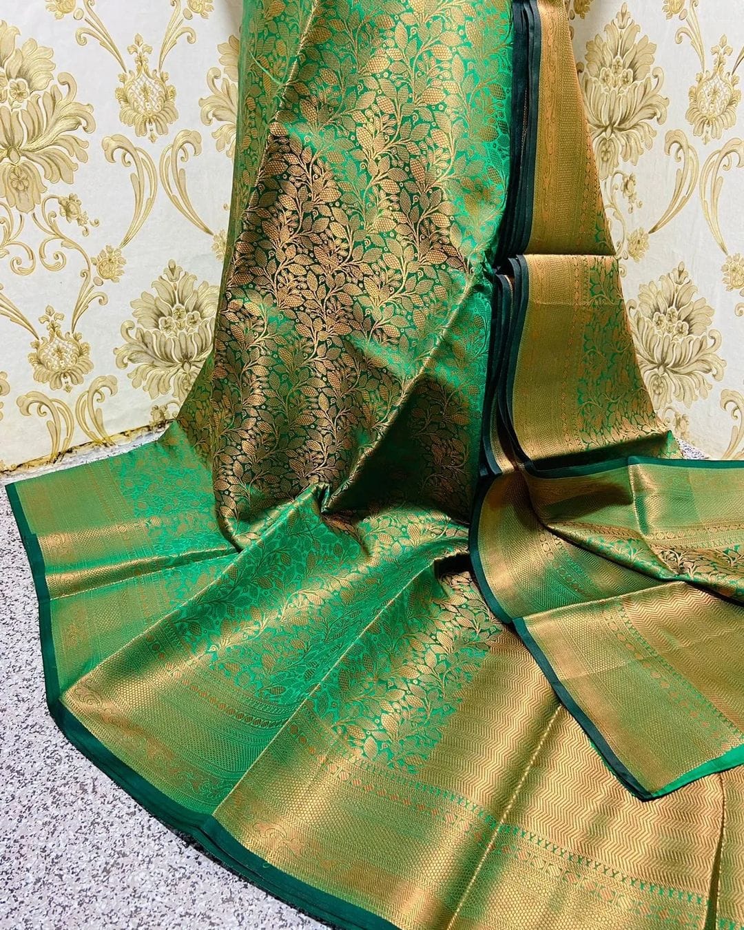 Smashing Green Soft Banarasi Silk Saree With Snazzy Blouse Piece