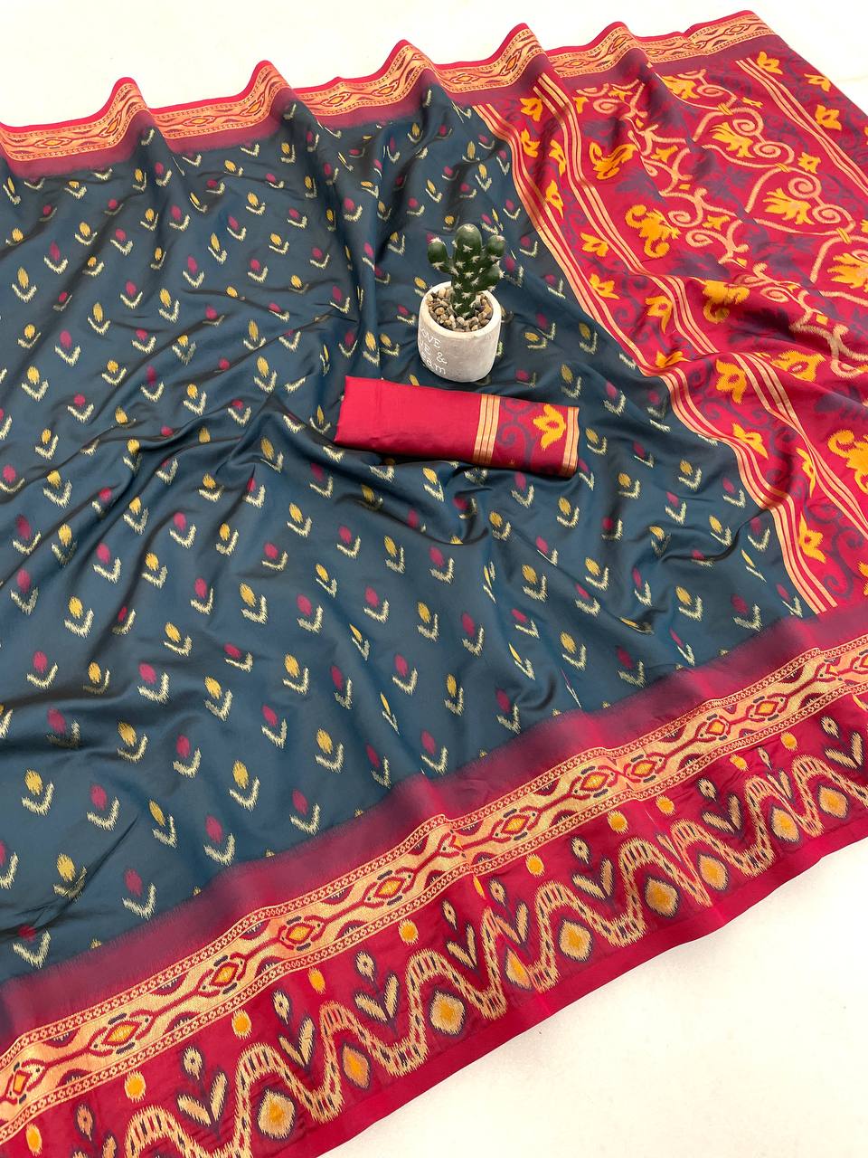 Eloquence Grey Banarasi Ikkat Silk Saree With Traditional Blouse Piece