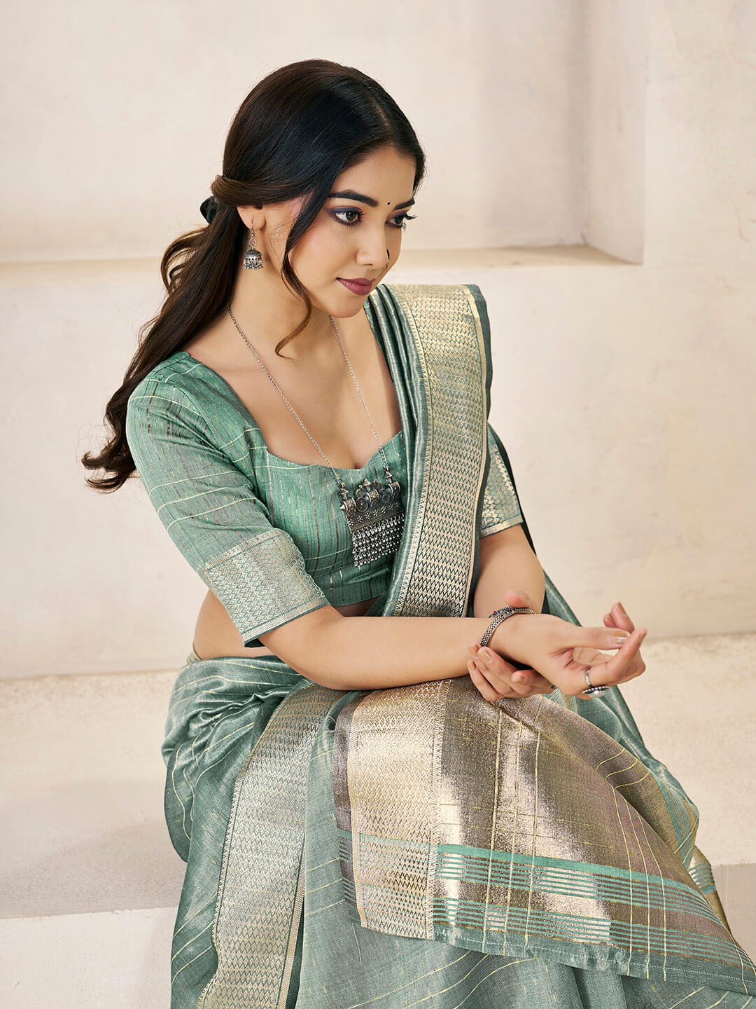 Entrancing Green Zari Weaving Linen Silk Saree With Invaluable Blouse Piece