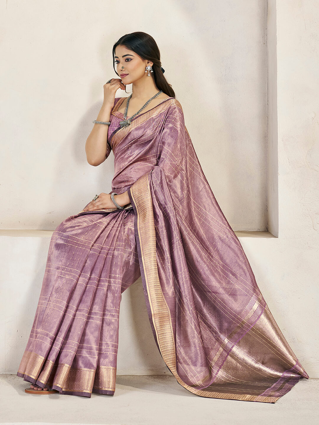 Magnetic Lavender Zari Weaving Linen Silk Saree With Capricious Blouse Piece