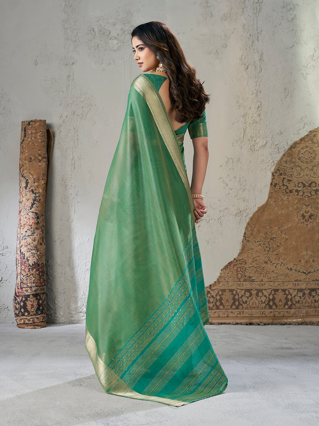 Artistic Green Zari Weaving Linen Silk Saree With Dazzling Blouse Piece