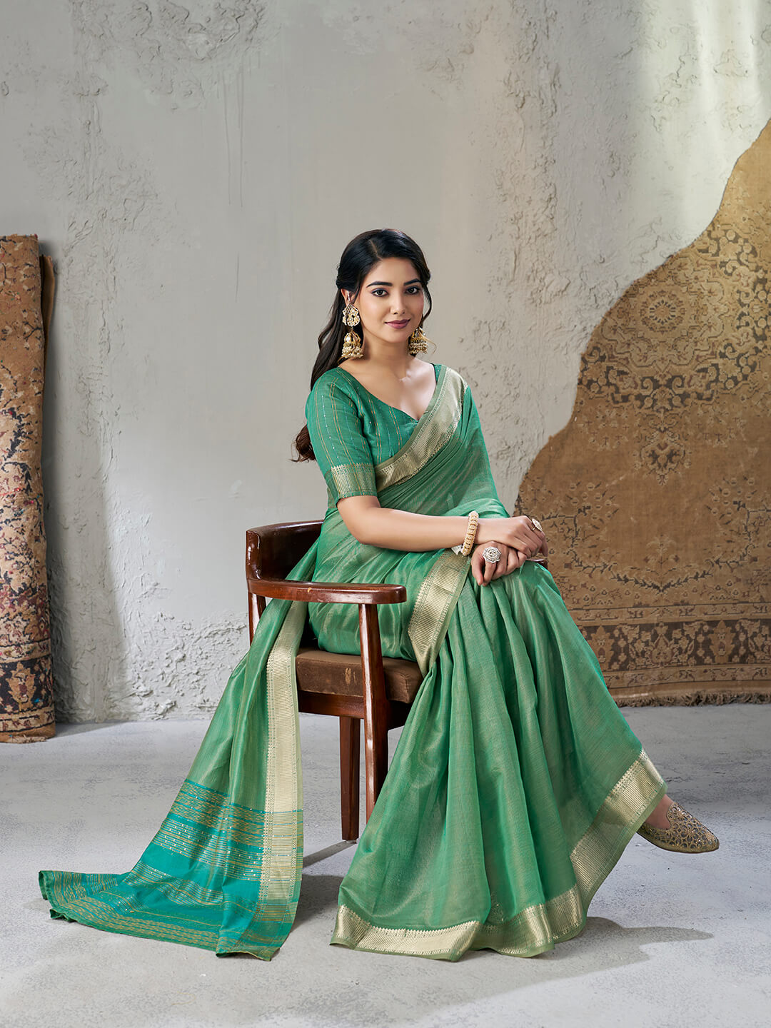 Artistic Green Zari Weaving Linen Silk Saree With Dazzling Blouse Piece