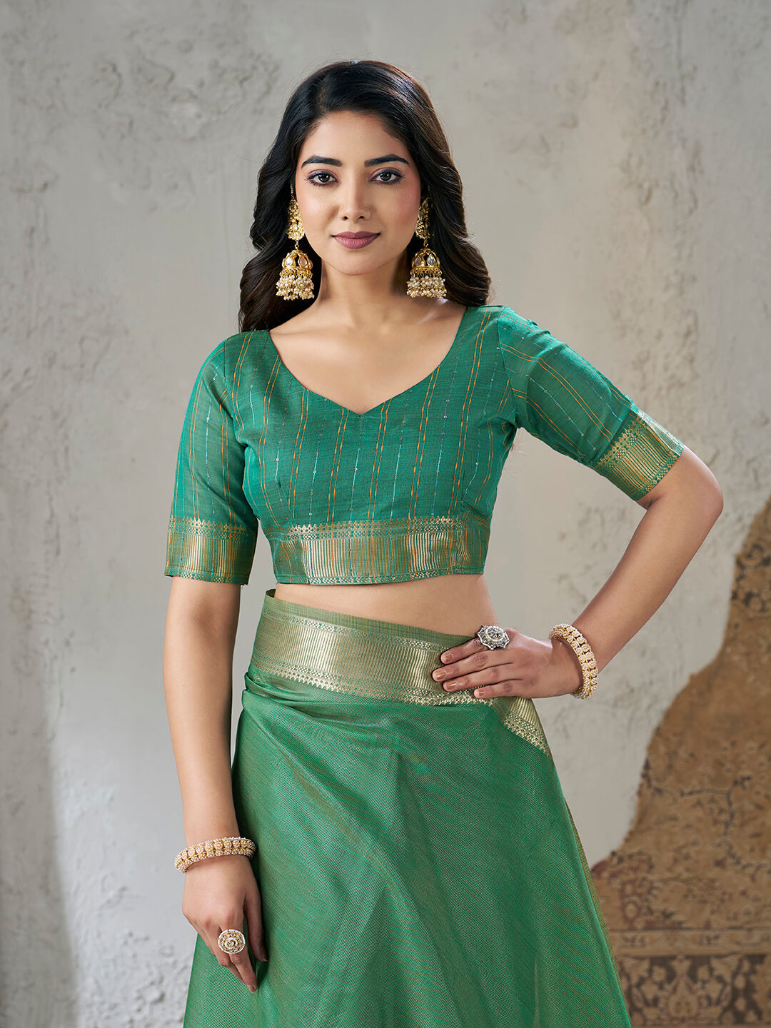 Artistic Green Zari Weaving Linen Silk Saree With Dazzling Blouse Piece