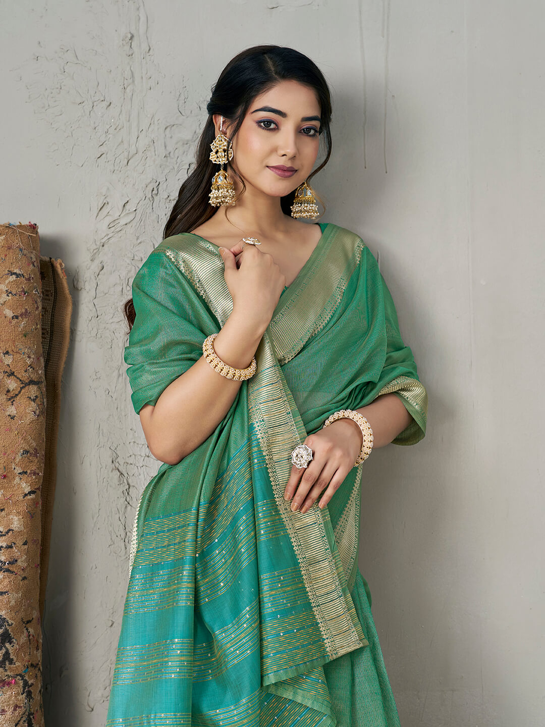 Artistic Green Zari Weaving Linen Silk Saree With Dazzling Blouse Piece