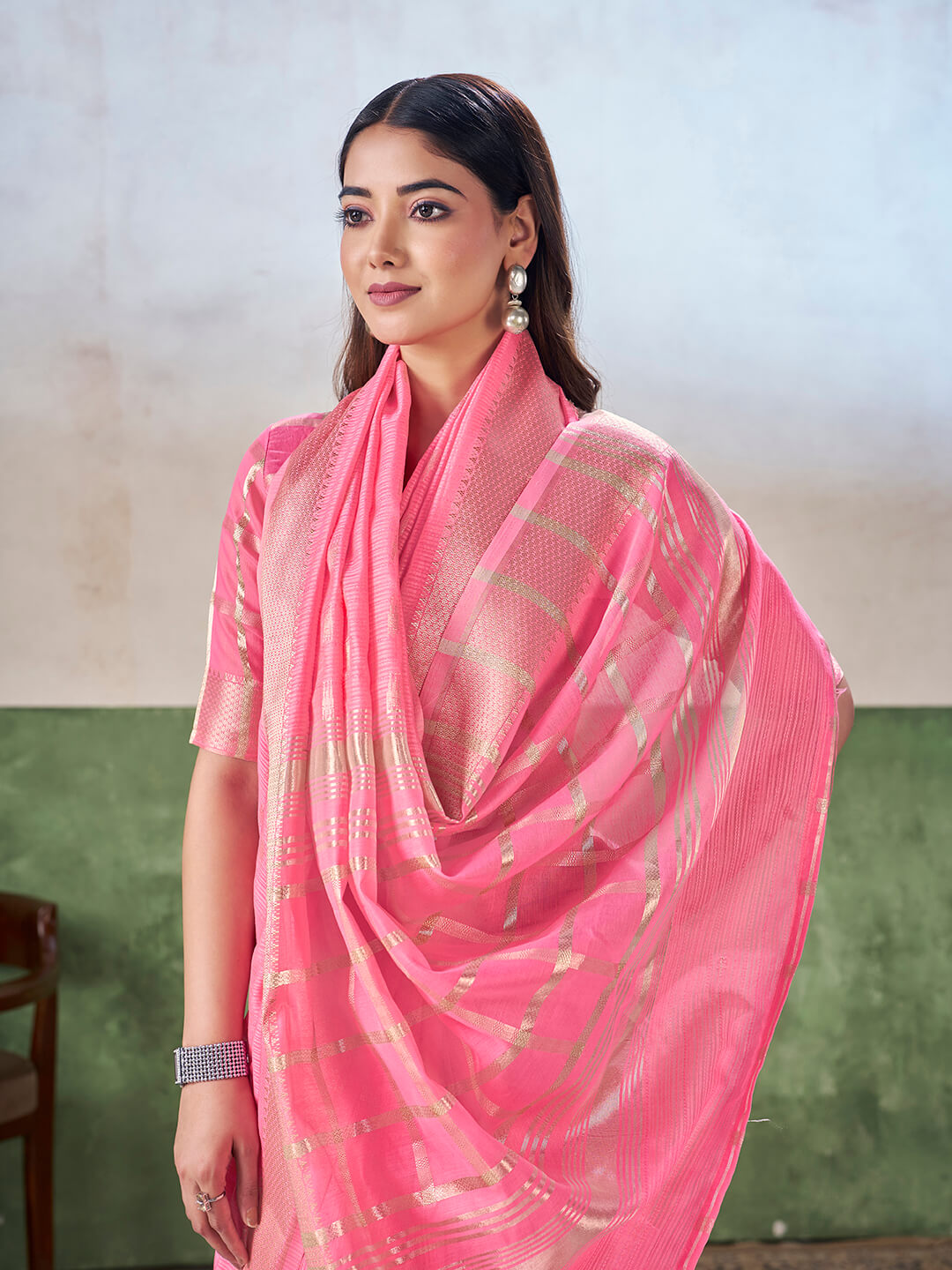 Proficient Pink Zari Weaving Linen Silk Saree With Exuberant Blouse Piece