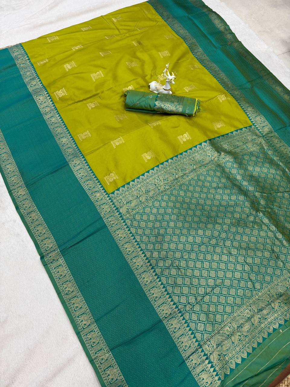 Panoply Mehndi Pure Zari Weaving Banarasi Silk Saree With Imbrication Blouse Piece