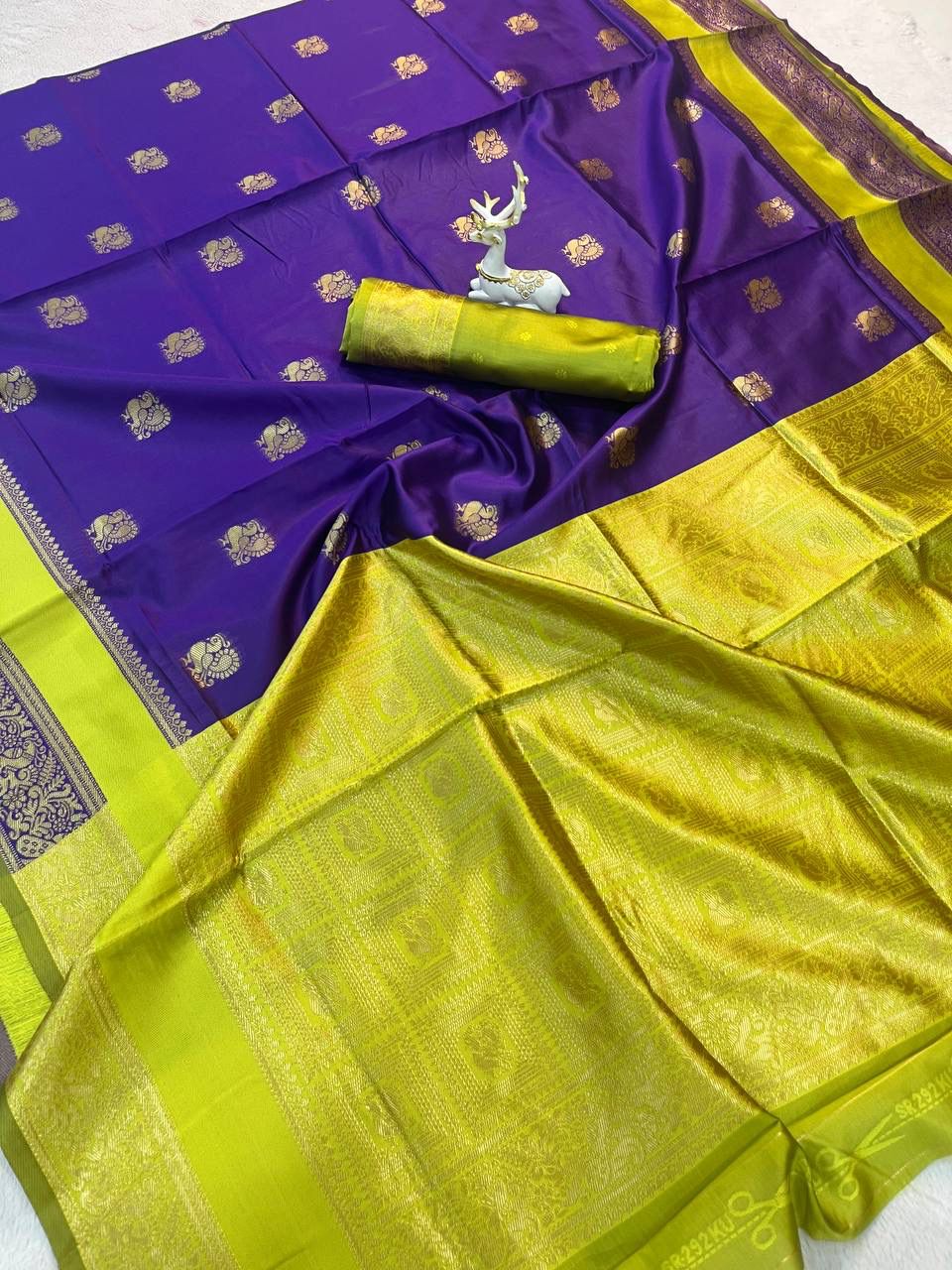 Comely Purple Soft Silk Saree With Tremendous Blouse Piece