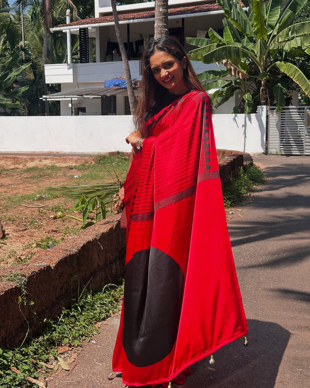 Energetic Red Digital Printed Crape Silk Saree With Adorning Blouse Piece