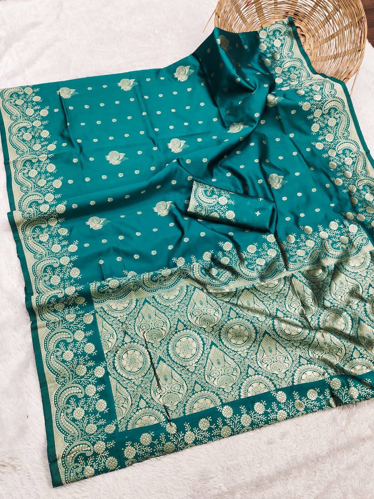 Adoring Rama Soft Silk Saree With Inspiring Blouse Piece