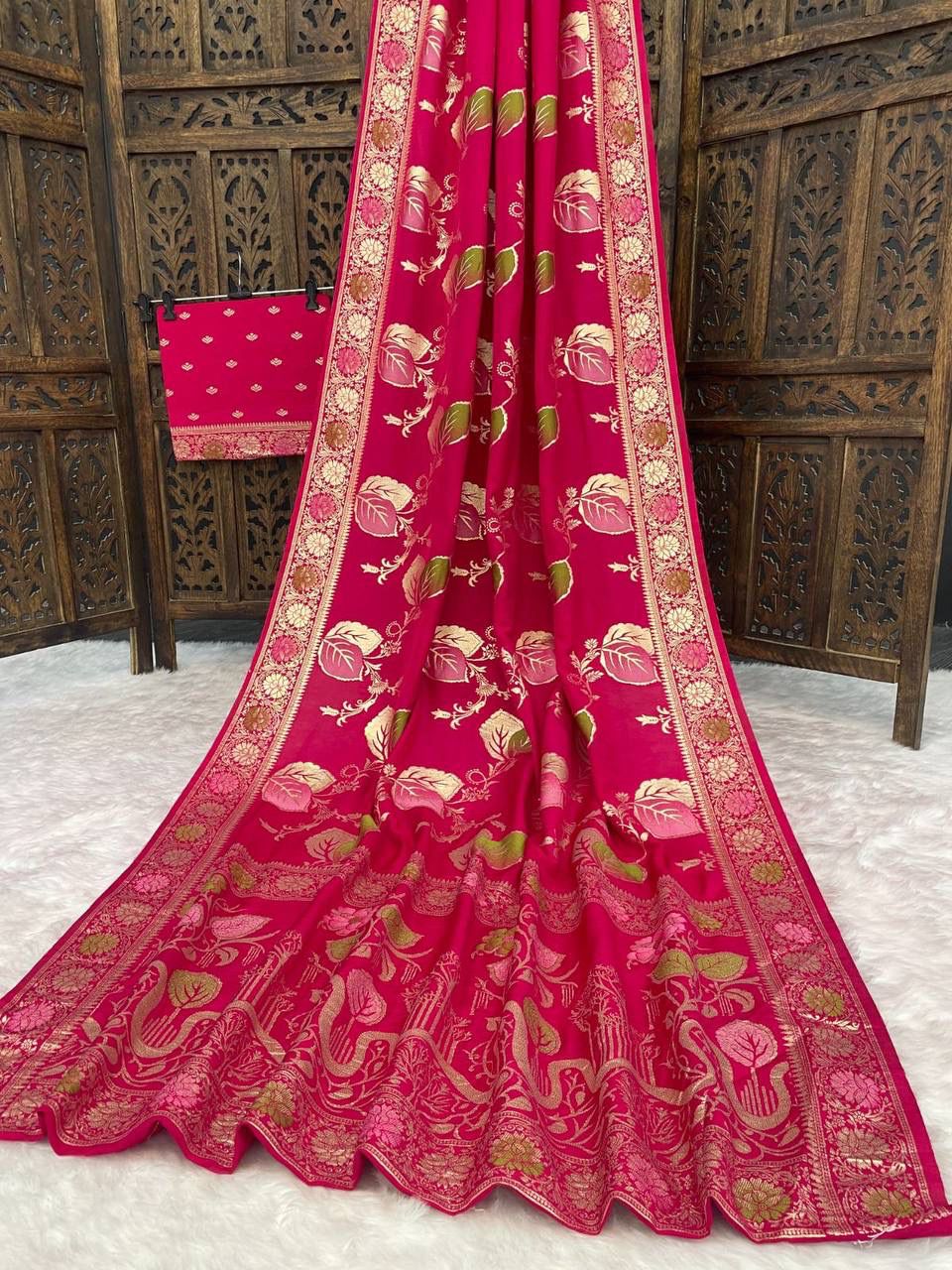Gratifying Dark Pink Banarasi Dola Silk Saree With Flattering Blouse Piece
