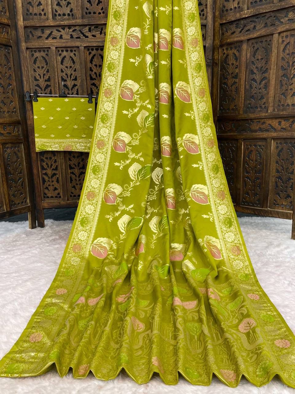 Preferable Green Banarasi Dola Silk Saree With Traditional Blouse Piece