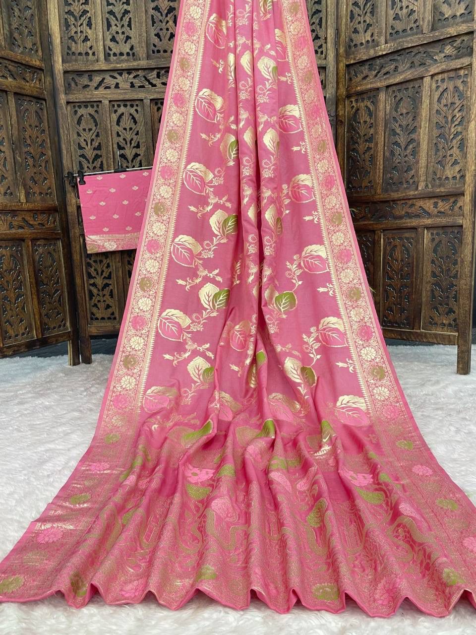 Mesmerising Pink Banarasi Dola Silk Saree With Flaunt Blouse Piece