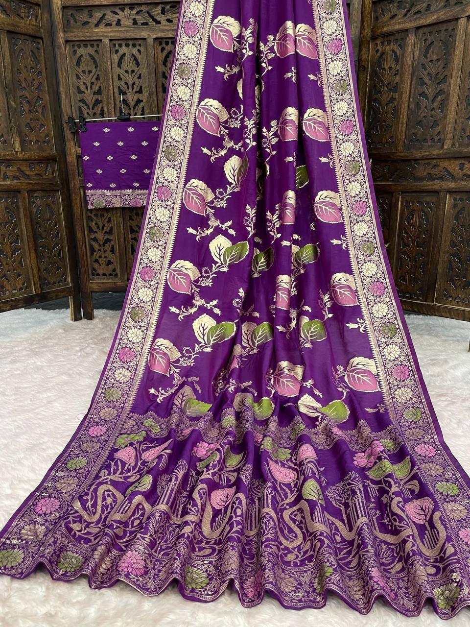 Proficient Purple Banarasi Dola Silk Saree With Elaborate Blouse Piece