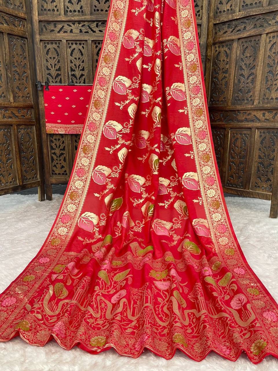 Resplendent Red Banarasi Dola Silk Saree With Exquisite Blouse Piece