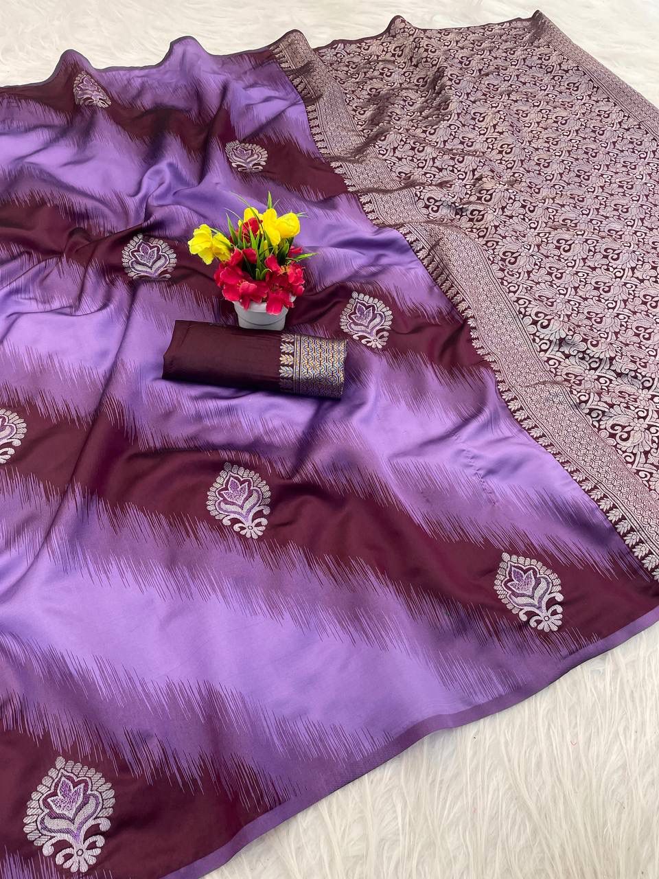 Glowing Lavender Soft Silk Saree With Ineffable Blouse Piece