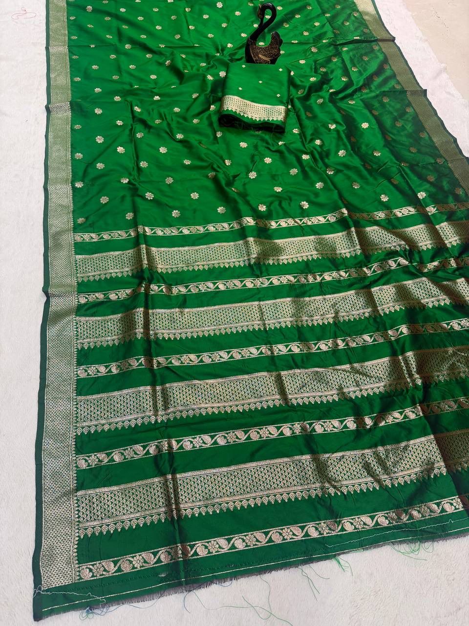 Exemplary Dark Green Pure Zari Weaving Banarasi Silk Saree With Tantalizing Blouse Piece