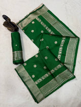 Exemplary Dark Green Pure Zari Weaving Banarasi Silk Saree With Tantalizing Blouse Piece