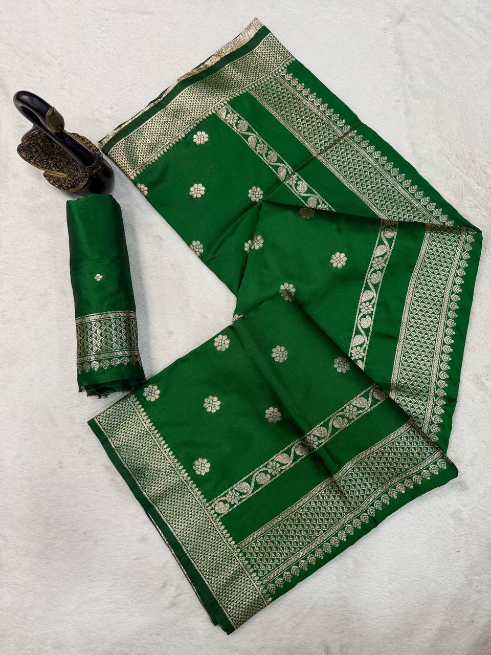 Exemplary Dark Green Pure Zari Weaving Banarasi Silk Saree With Tantalizing Blouse Piece