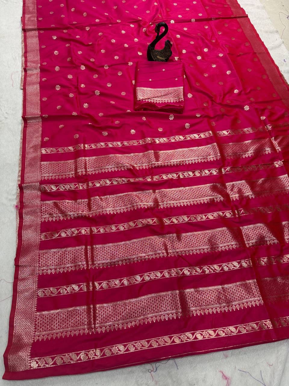 Conflate Dark Pink Pure Zari Weaving Banarasi Silk Saree With Scrupulous Blouse Piece