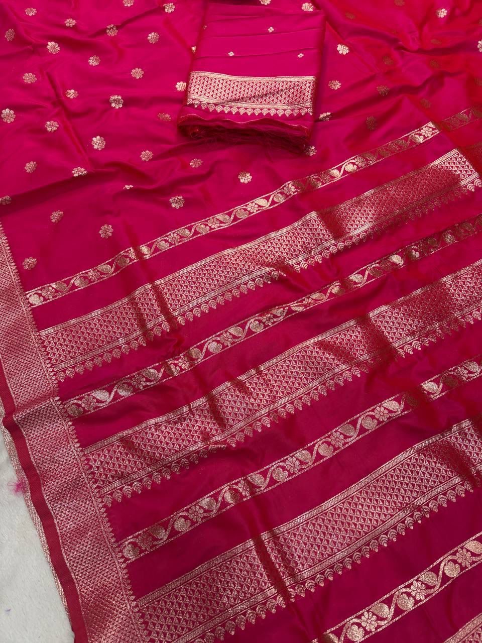 Conflate Dark Pink Pure Zari Weaving Banarasi Silk Saree With Scrupulous Blouse Piece