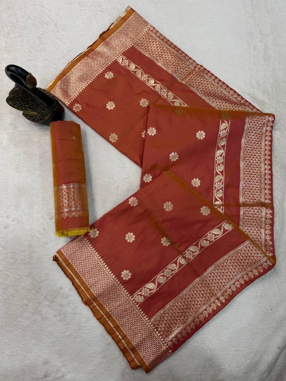 Exquisite Pink Pure Zari Weaving Banarasi Silk Saree With Fugacious Blouse Piece