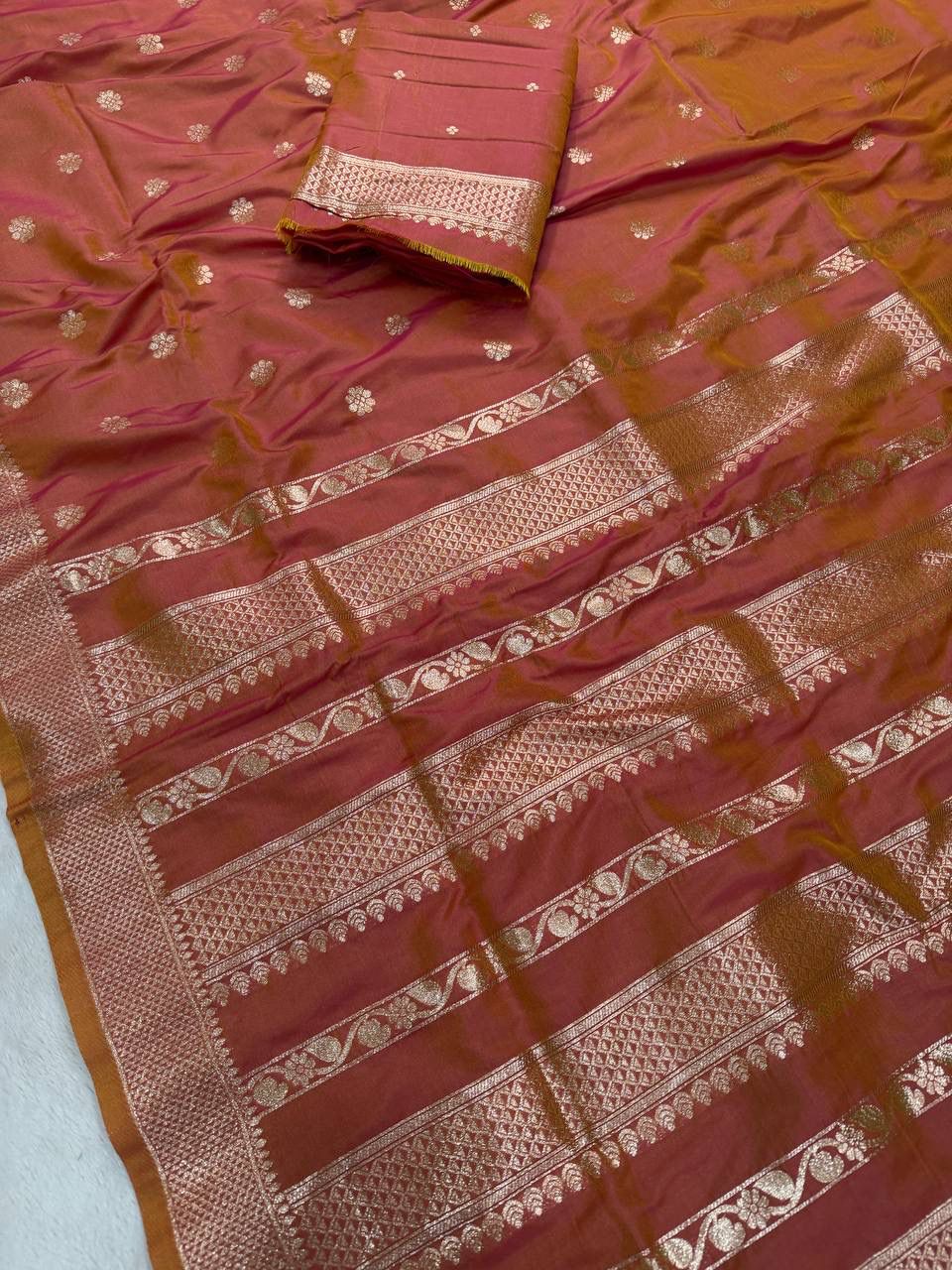 Exquisite Pink Pure Zari Weaving Banarasi Silk Saree With Fugacious Blouse Piece