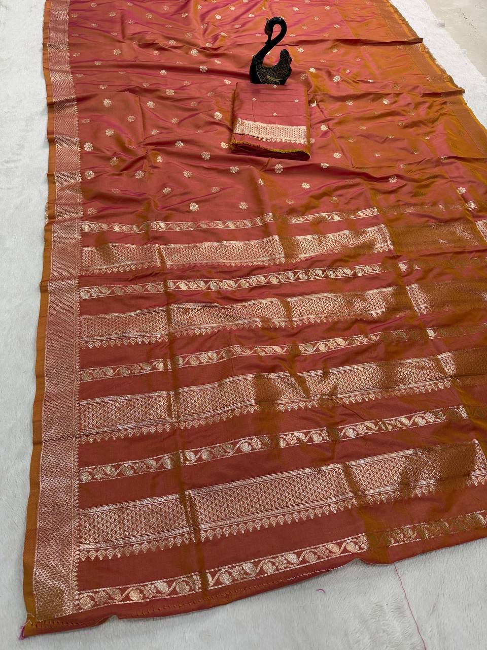 Exquisite Pink Pure Zari Weaving Banarasi Silk Saree With Fugacious Blouse Piece