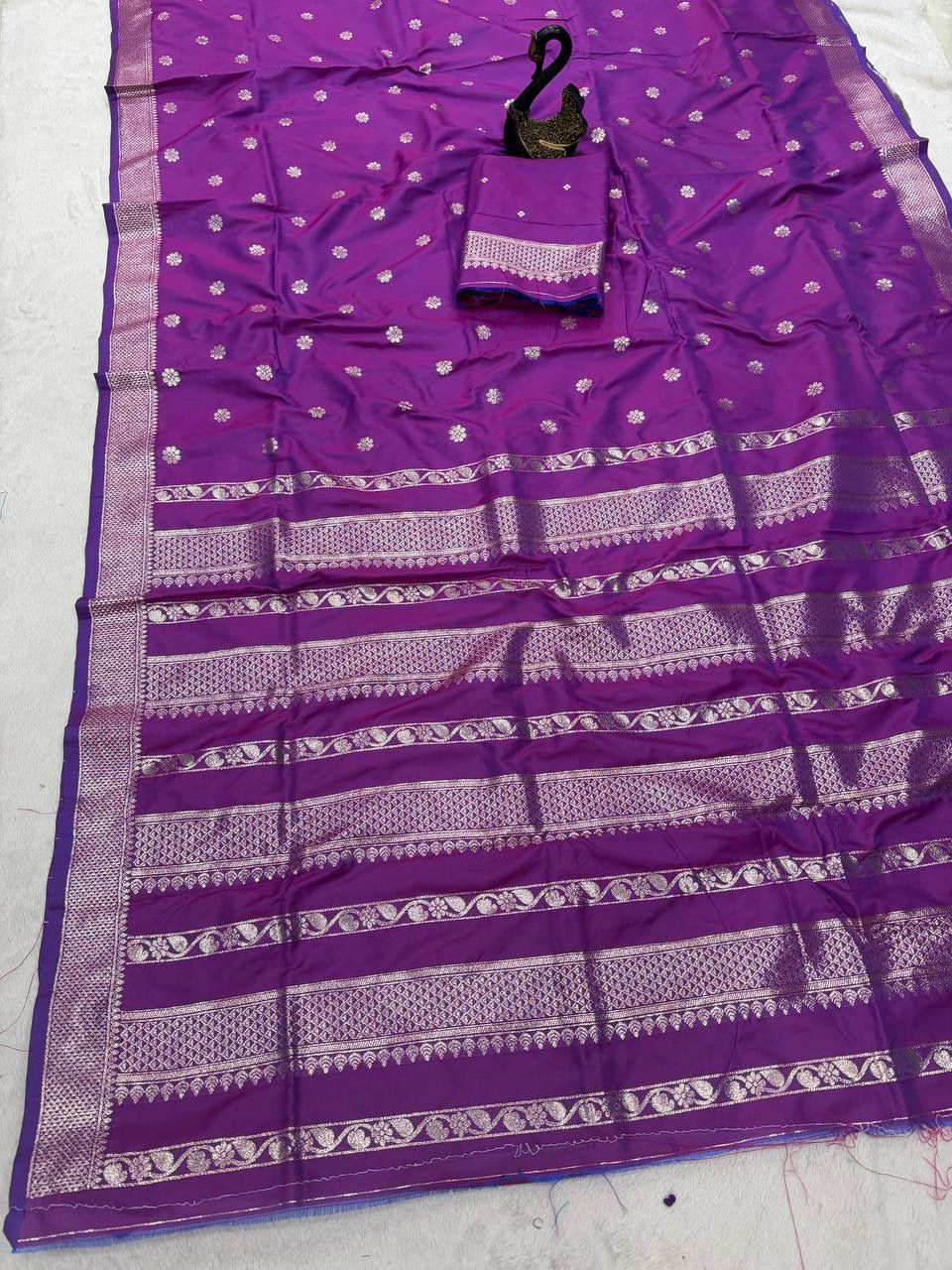 Sonorous Purple Pure Zari Weaving Banarasi Silk Saree With Arresting Blouse Piece